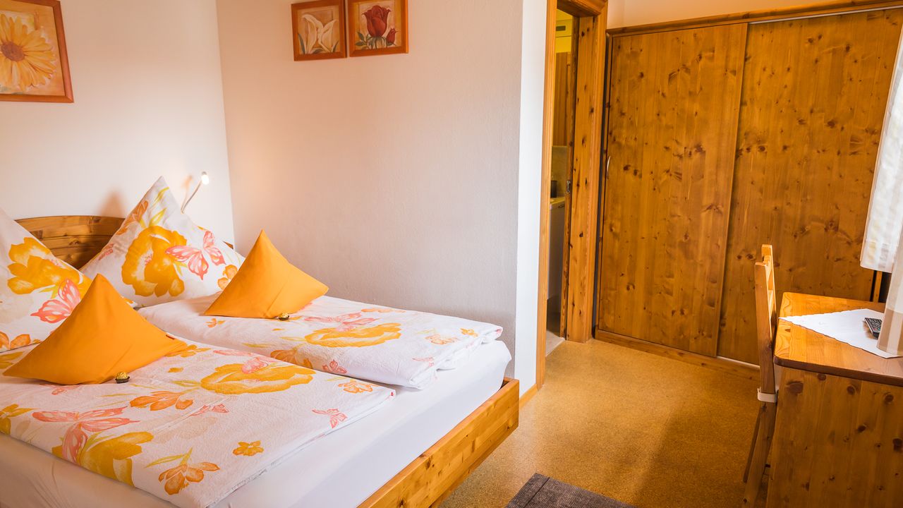 3. Schlafzimmer mit Bad im EG 3. Schlafzimmer mit Bad im EG